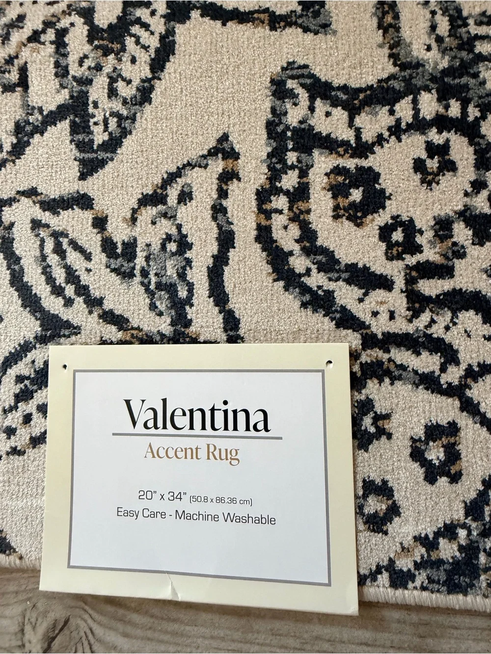 Valentina collection floral accent rug. 20”x34”. New with Tags